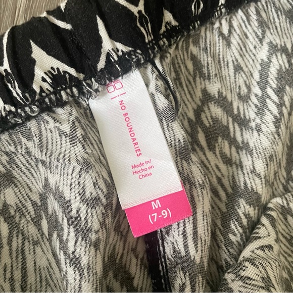 No Boundaries Black and White Shorts Size Medium 7/9 - Picture 2 of 4